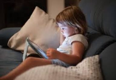 Niños y el exceso de tecnología. Un daño silencioso y peligroso